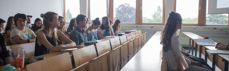 Studierende in einer Vorlesung am Fachbereich Textil und Bekleidungstechnik